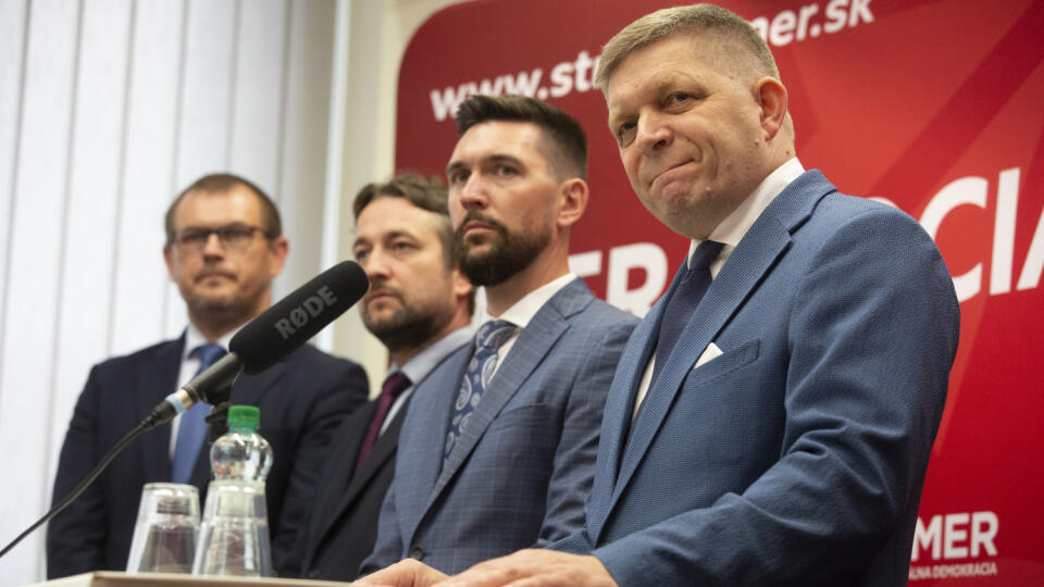 Pracovný snem strany SMER-SD na Súmračnej ulici v BA
Na obr: predsedníctvo Smer-SD
Marián Saloň, Richard Takáč, Róbert Fico, Erik Kaliňák, Ladislav Kamenický, Juraj Blanár