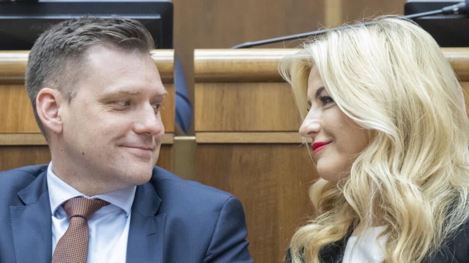 Na snímke vpravo ministerka kultúry SR Martina Šimkovičová (nominantka SNS) a podpredseda vlády SR a minister životného prostredia SR Tomáš Taraba (nominant SNS) jej gratuluje po hlasovaní. Poslanci Národnej rady (NR) SR neodvolali Martinu Šimkovičovú (nominantka SNS) z postu ministerky kultúry. Rozhodli o tom v utorkovom hlasovaní. Za opozičný návrh na jej odvolanie hlasovalo 64 poslancov zo 142 prítomných, proti bolo 78. V Bratislave 14. mája 2024. FOTO TASR - Martin Baumann