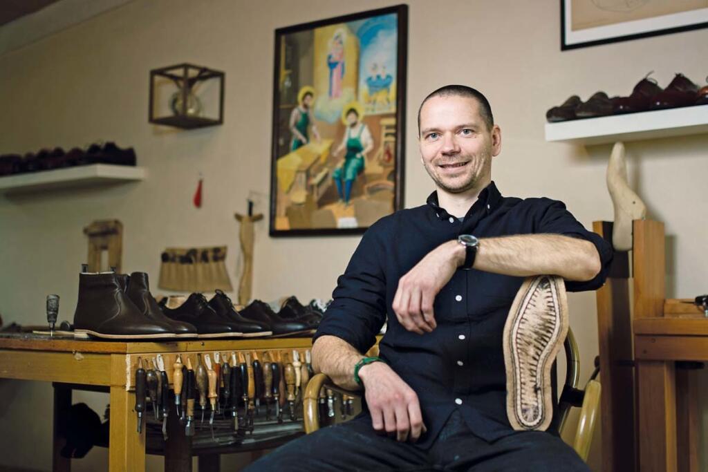 Ručnému šitiu spoločenských topánok sa Marek Pažitný venuje osem rokov.