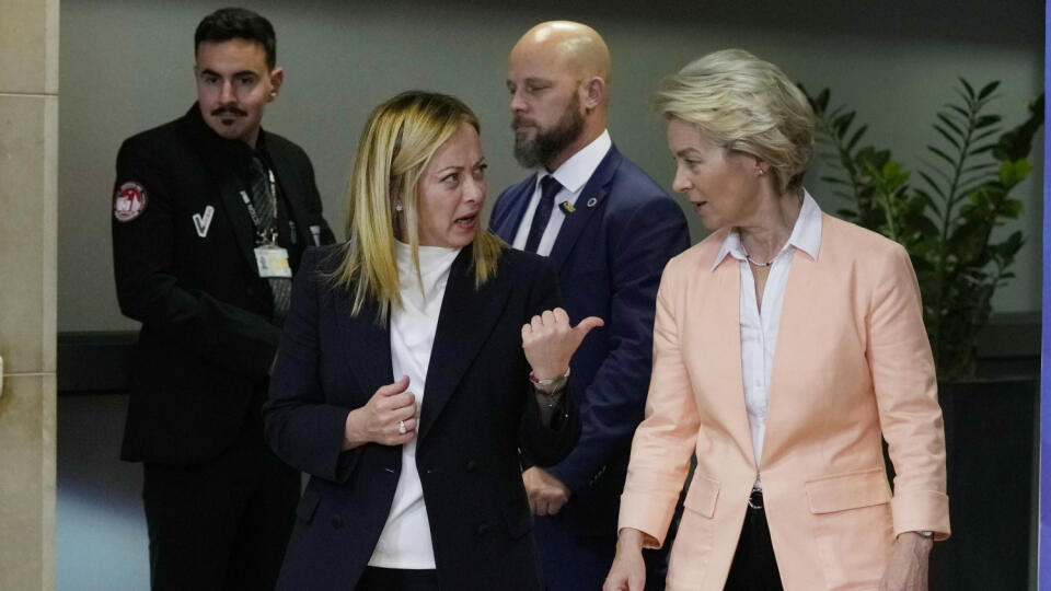 KK27 Brusel - Na snímke predsedníčka Európskej komisie Ursula von der Leyenová (vpravo) a talianska premiérka Giorgia Meloniová sa rozprávajú pred stretnutím v Bruseli 3. novembra 2022. FOTO TASR/AP
European Commission President Ursula von der Leyen, right, speaks with Italian Prime Minister Giorgia Meloni, second left, prior to a meeting at EU headquarters in Brussels, Thursday, Nov. 3, 2022. New Italian Prime Minister Giorgia Meloni visits EU officials on Thursday, and it is no ordinary visit
