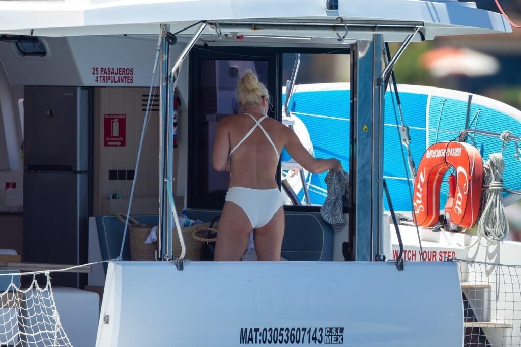 Lindsey Vonnová obliekla na dovolenke poriadne odvážne plavky, ktoré ukázali aj to, čo nechcela.