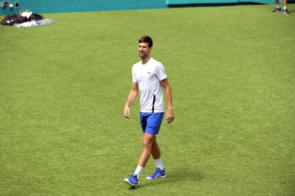 Srbský tenista Djokovič si zahral futbal so svojím trénerom Mariánom Vajdom.