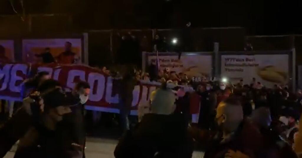 Transparent neušiel pozornosti ani nášmu futbalistovi a osobne sa šiel priaznivcom poďakovať.