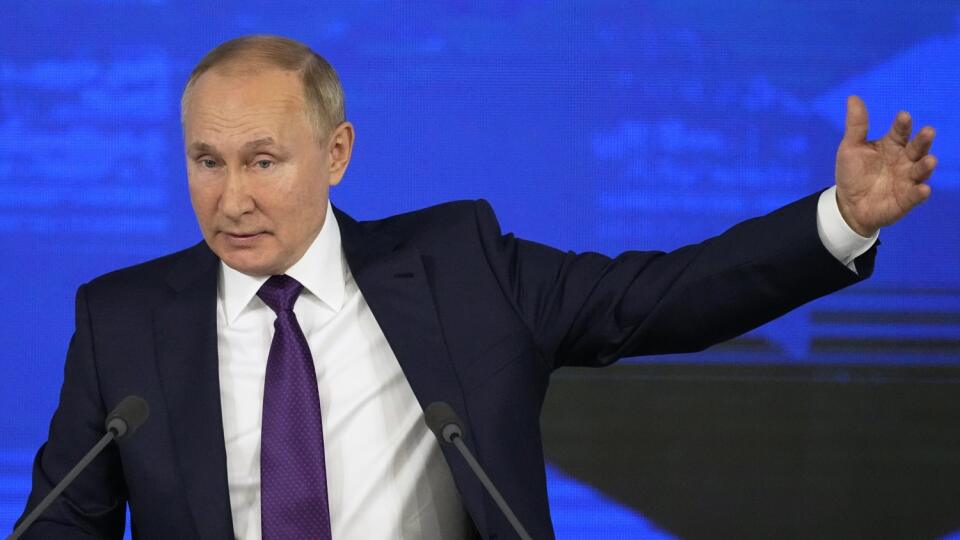 KK23 Moskva - Ruský prezident Vladimir Putin gestikuluje počas tradičnej koncoročnej tlačovej konferencii 23. decembra 2021 v Moskve. FOTO TASR/AP
Russian President Vladimir Putin gestures during his annual news conference in Moscow, Russia, Thursday, Dec. 23, 2021. (AP Photo/Alexander Zemlianichenko)
