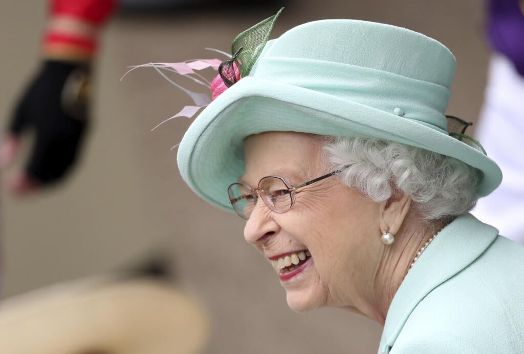 EBE 41 Ascot - Na snímke britská kráľovná Alžbeta II. počas piateho dňa mítingu Kráľovských dostihov v Ascote v sobotu 19. júna 2021. FOTO TASR/AP
Britain's Queen Elizabeth II smiles, during day five of of the Royal Ascot horserace meeting, at Ascot Racecourse, in Ascot, England, Saturday June 19, 2021. (David Davies/PA via AP)