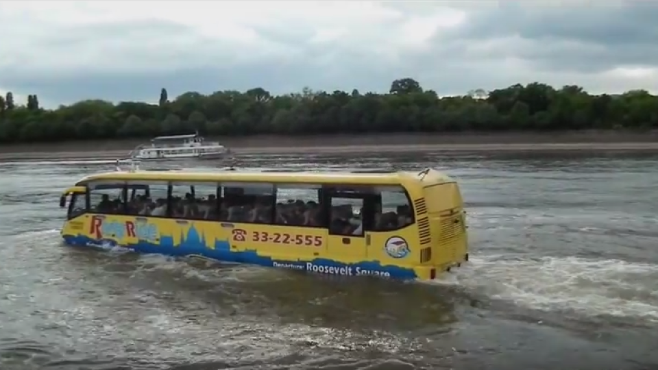 Obojživelný autobus v Budapešti
