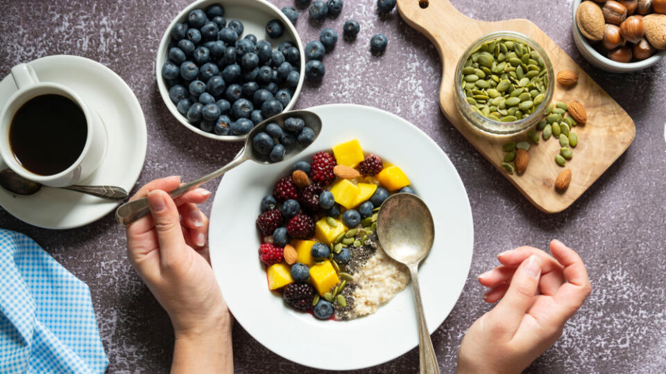 Skúste začať raňajkami. Zdravé superpotraviny vás naštartujú a dodajú energiu na celý deň.