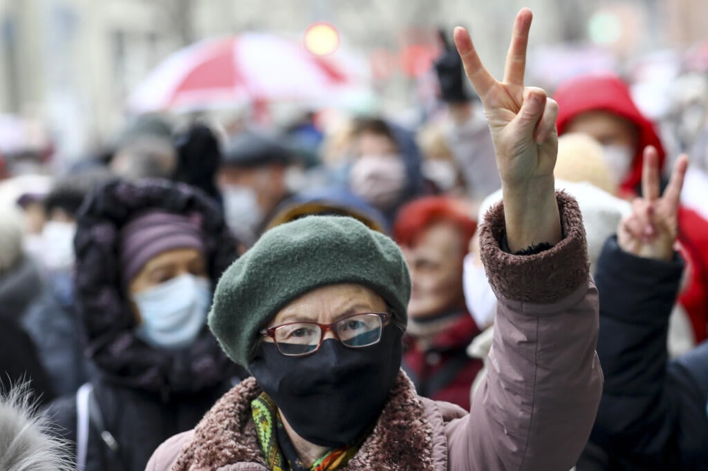 KK19 Minsk - Na snímke žena s ochranným rúškom na tvári počas opozičného zhromaždenia dôchodcov na protest proti výsledkom augustových prezidentských volieb v Minsku 16. novembra 2020. FOTO TASR/AP
A woman wearing a face mask to protect against coronavirus gestures as she attends a pensioners' opposition rally to protest the official presidential election results in Minsk, Belarus, Monday, Nov. 16, 2020. Crowds of retirees marched down the streets of the Belarusian capital on Monday, demanding t
