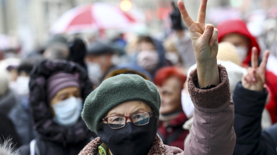 KK19 Minsk - Na snímke žena s ochranným rúškom na tvári počas opozičného zhromaždenia dôchodcov na protest proti výsledkom augustových prezidentských volieb v Minsku 16. novembra 2020. FOTO TASR/AP
A woman wearing a face mask to protect against coronavirus gestures as she attends a pensioners' opposition rally to protest the official presidential election results in Minsk, Belarus, Monday, Nov. 16, 2020. Crowds of retirees marched down the streets of the Belarusian capital on Monday, demanding t