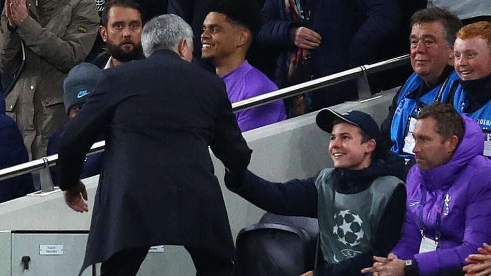 José Mourinho po vyrovnávajúcom góle Tottenhamu oslavoval s podávačom lôpt.