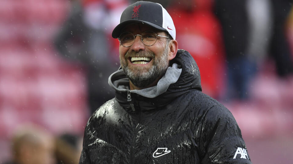 KK21 Liverpool - Na snímke tréner Liverpoolu Jürgen Klopp sa usmieva po zápase 38. kola anglickej Premier League vo futbale FC Liverpool - Crystal Palace v nedeľu 23. mája 2021 v Liverpoole. FOTO TASR/AP
Liverpool's manager Jurgen Klopp smiles as he does a walk around the pitch after the English Premier League soccer match between Liverpool and Crystal Palace at Anfield stadium in Liverpool, England, Sunday, May 23, 2021. (Paul Ellis/Pool via AP)