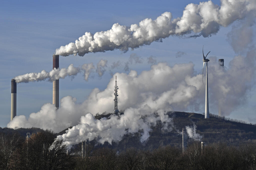 MIK 15 Gelsenkirchen - Na snímke sú uhoľná elektráreň a veterná turbína v Gelsenkirchene 16. januára 2020. Nemeckí predstavitelia sa dohodli na pláne odstavenia hnedouhoľných elektrární v druhej polovici dekády 2030 - 2040. Nemecko je najväčším producentom hnedého uhlia na svete a vyrába z neho 19 % elektriny. FOTO TASR/AP

A Uniper coal-fired power plant and a BP refinery steam beside a wind generator in Gelsenkirchen, Germany, Thursday, Jan. 16, 2020. The German government says officials have 
