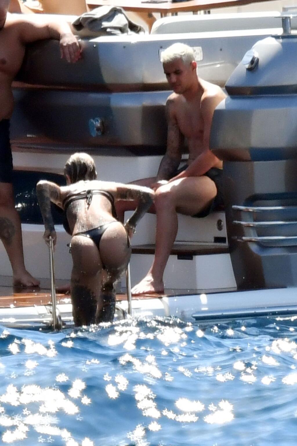 Futbalista Theo Hernandez a modelka Zoe Cristofoli si užili plavbu na jachte plnú erotiky.