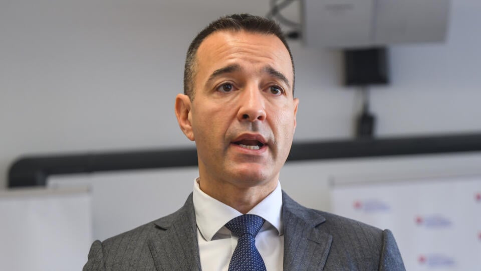 Na snímke zľava minister školstva, vedy, výskumu, vývoja a mládeže SR Tomáš Drucker (Hlas-SD) a riaditeľka Regionálneho úradu školskej správy v Bratislave Miriam Valášiková počas tlačovej konferencie k odovzdaniu prvej techniky v rámci programu DigiEDU a predstavavenie cielenej podpory pre školy na prácu s technikou a novými programami pre efektívnejšiu prípravu žiakov na vzdelávanie v 21. storočí v Bratislave 29. októbra 2024. FOTO TASR - Jaroslav Novák