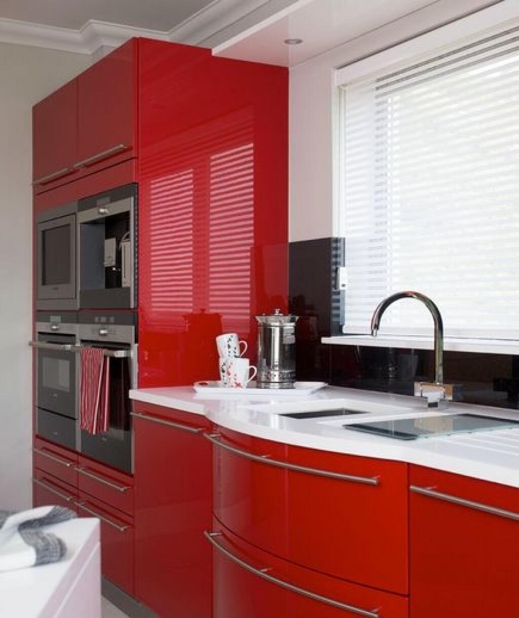 Красная кухня с окном
