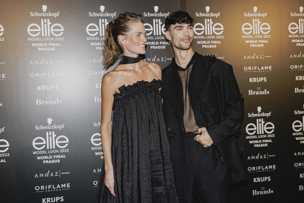 Na snímke Michaela Hlaváčková a Adam Pavlovčin počas svetového finále Schwarzkopf Elite Model Look 2022 v Španielskej sále Pražského hradu.