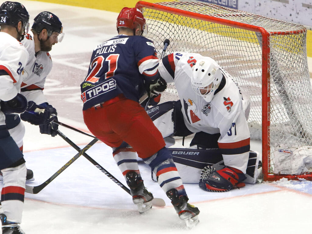 Na snímke zľava Radovan Puliš (Zvolen) a brankár Slovana Kristers Gudlevskis počas piateho zápasu semifinále Kaufland Play off Tipos extraligy HKM Zvolen – HC Slovan Bratislava vo Zvolene 21. apríla 2021. FOTO TASR - Ján Krošlák