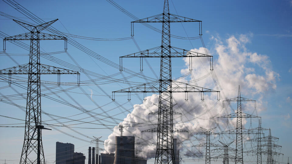 WA 4 archív Bergheim - Na archívnej snímke z 18. novembra 2020 dym stúpa z uhoľnej elektrárne patriacej energetickej skupine RWE pri nemeckom Bergheime. Uhlie v Nemecku v prvom polroku 2021 vytlačilo veternú energiu z prvého miesta najdôležitejšieho zdroja pre výrobu elektriny. FOTO TASR/DPA
ARCHIV - 18.11.2020, Nordrhein-Westfalen, Bergheim: Dampf steigt aus dem Braunkohlekraftwerk Niederaußem des Energieversorgungskonzerns RWE bei Bergheim hinter Strommasten. (zu dpa