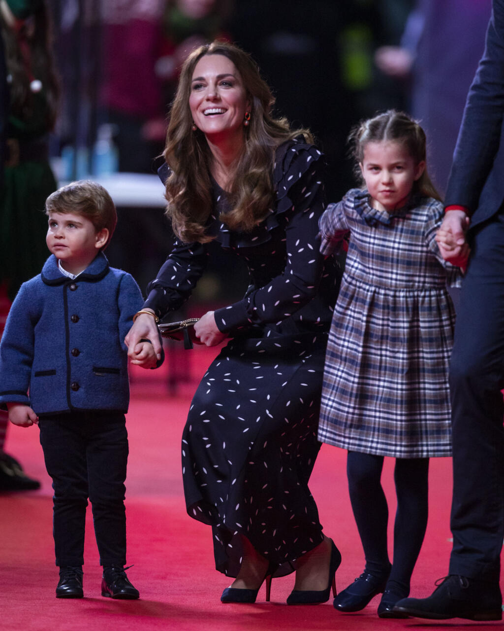 WA 33 Londýn - Britský princ Louis (vľavo), britská princezná Charlotte (vpravo) a ich matka, britská vojvodkyňa z Cambridgea Catherine prichádzajú na špeciálne predstavenie pantomímy v známom londýnskom divadle London Palladium v piatok 11. decembra 2020. Predstavenie sa konalo na vyjadrenie vďaky kľúčovým pracovníkom a ich rodinám počas koronavírusovej pandémie. FOTO TASR/AP
Britain's Prince William and Kate, The Duke and Duchess of Cambridge and their children, Prince Louis, left, Princes