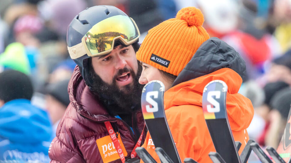 Na snímke je slovenská lyžiarka Petra Vlhová a jej brat Boris Vlha v cieli prvého kola slalomu SP v Špindlerovom Mlyne 2023. Očividne jej mal čo vysvetľovať.