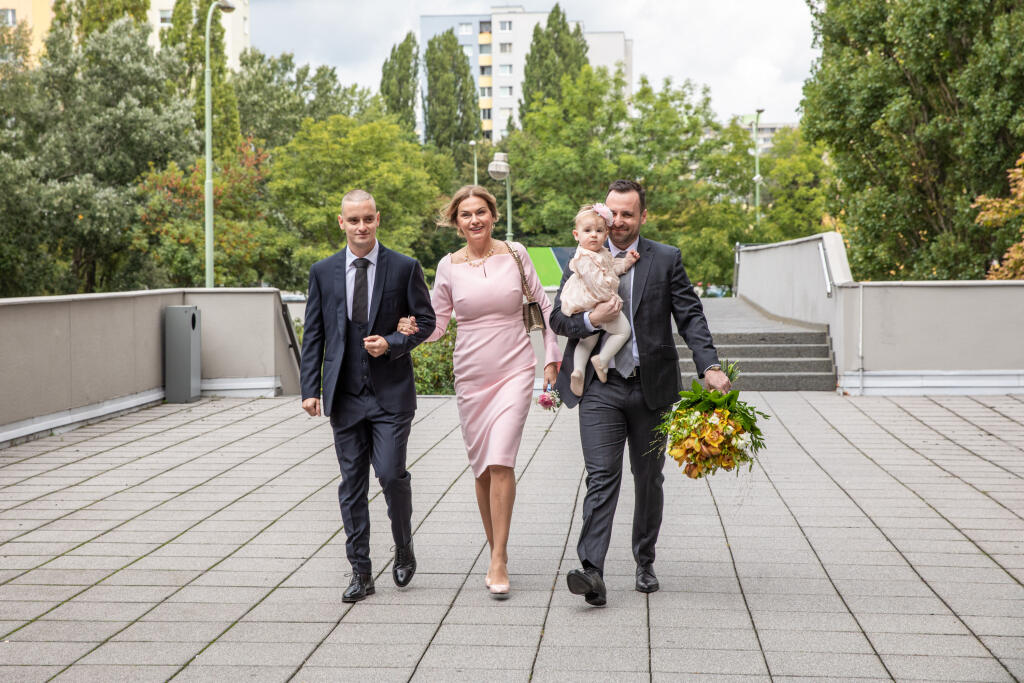 V petržalskom Technopole v sobotu 18.9.2021 uzavreli manželstvo syn Moniky Beňovej Martin a jeho nevesta Grétka.