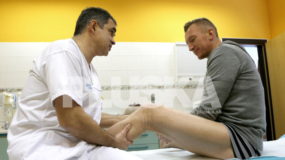 VYŠETRENIE: Doktor  Lupták nasadil na  Marcelovo koleno intenzívnu liečbu.