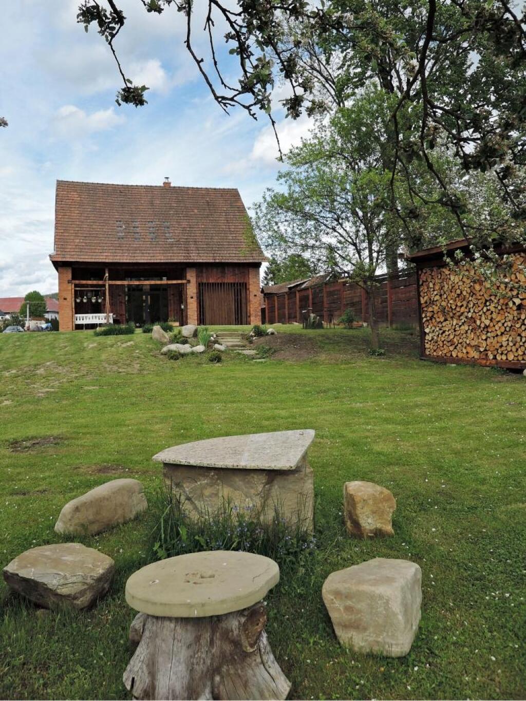 Rodinný dom zo storočného humna
Veličná