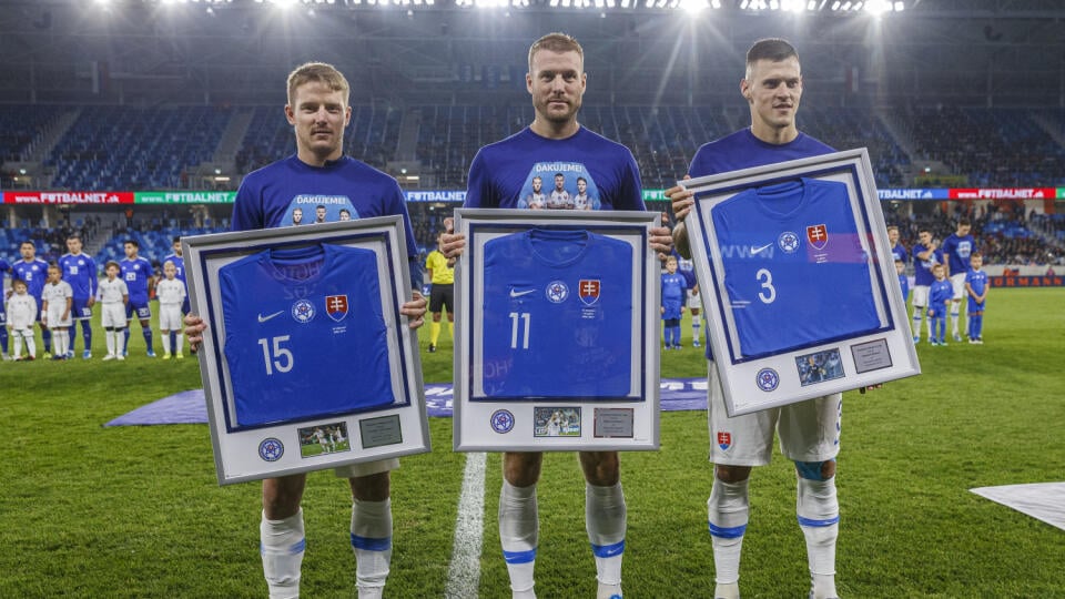 Tomáš Hubočan, Adam Nemec a Martin Škrtel počas prípravného zápasu Slovenskej futbalovej reprezentácie proti Paraguaju. Zápas bol zároveň rozlúčkou s reprezentačnou kariérou pre trojicu Martin Škrtel, Tomáš Hubočan a Adam Nemec.