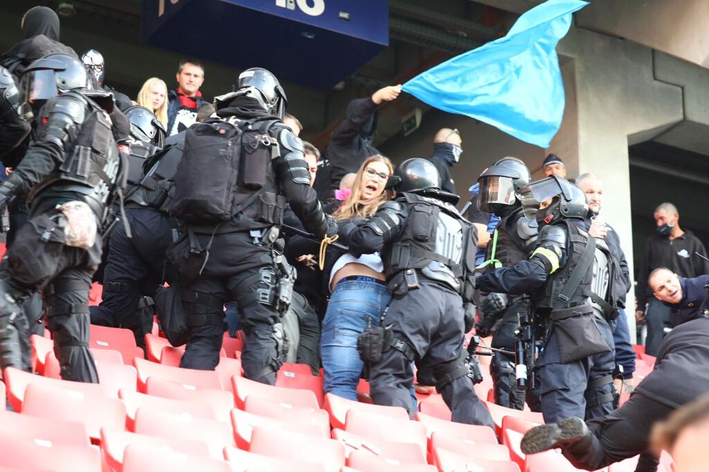 Poriadok spravila až polícia, ktorá tvrdo zasiahla.