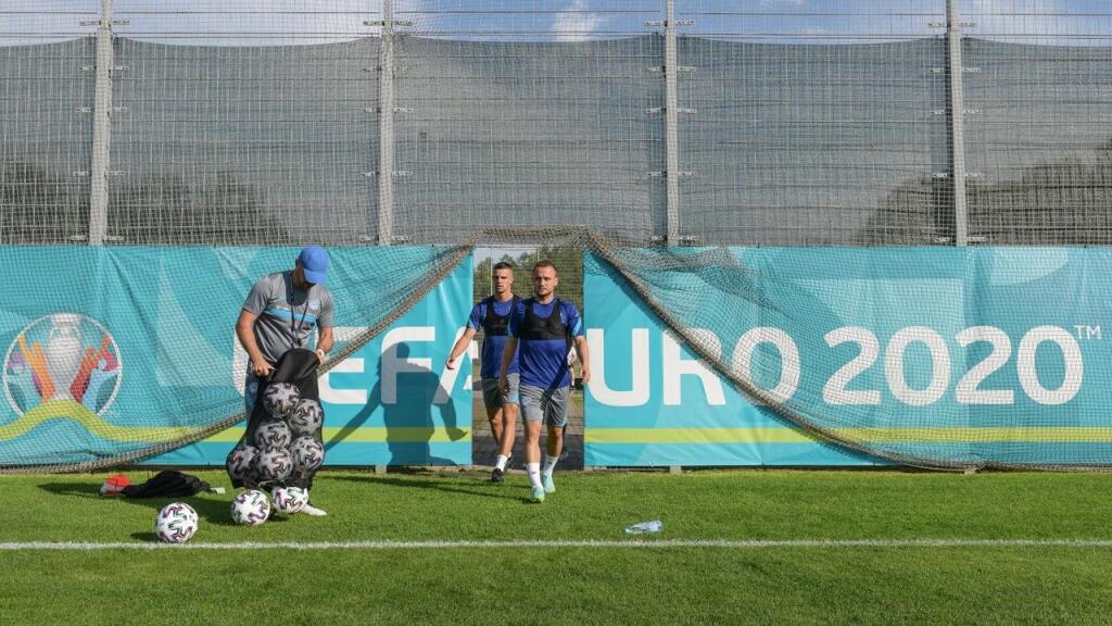 Slovenskí futbaloví reprezentanti majú za sebou prvý tréning v dejisku majstrovstiev Európy.