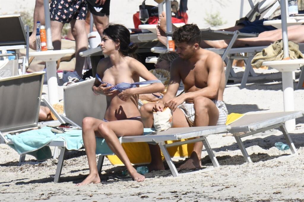 Lucia a Nacho si spolu vyrazili na dovolenku na Sardíniu. Španielskej modelke bolo zrejme teplo aj v plavkách, preto išiel horný diel dole.
