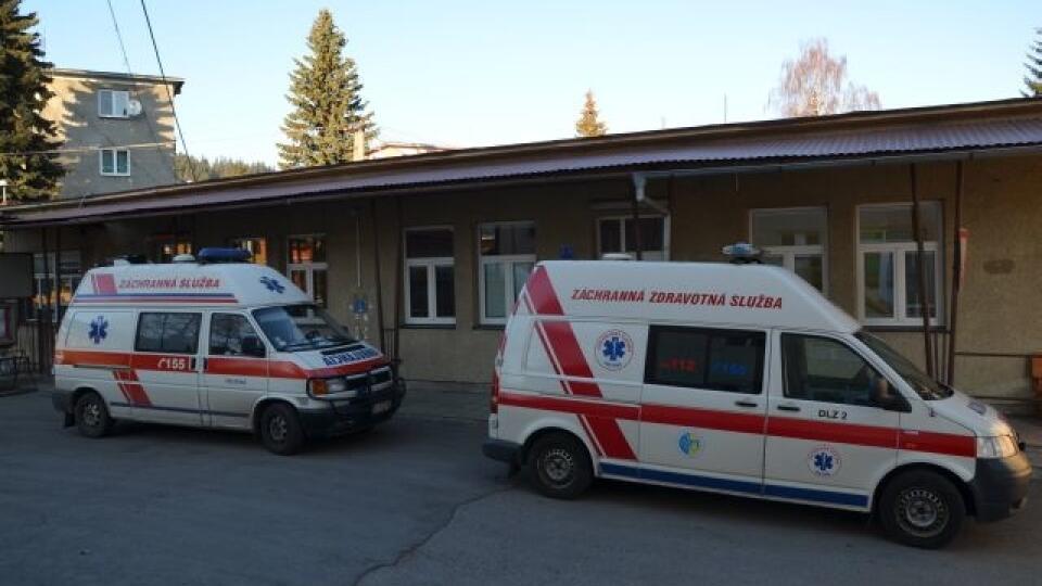 Lekári Hornooravskej nemocnice s poliklinikou v Trstenej sa tiež zapojili do akcie organizovanej LOZ. Svojimi výpoveïami protestujú proti pomerom v zdravotníctve. FOTO TASR - Martin Pavelek *** Local Caption *** lekári výpovede akcia Lekárske odborové združenie LOU lekárske odbory ohrozenie stav nemocnice nedostatok lekársky personál Hornooravská nemocnica s poliklinikou v Trstenej protest pomery zdravotníctvo