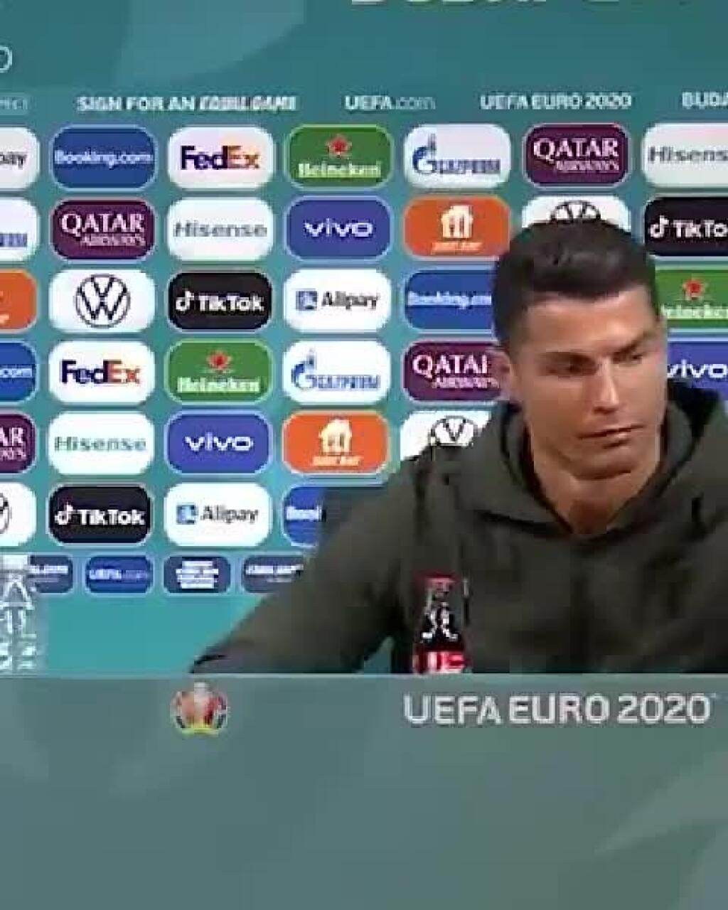 Vodu káže, víno pije? Coca-Cola kvôli Ronaldovi prišla o štyri miliardy, kedysi ju propagoval