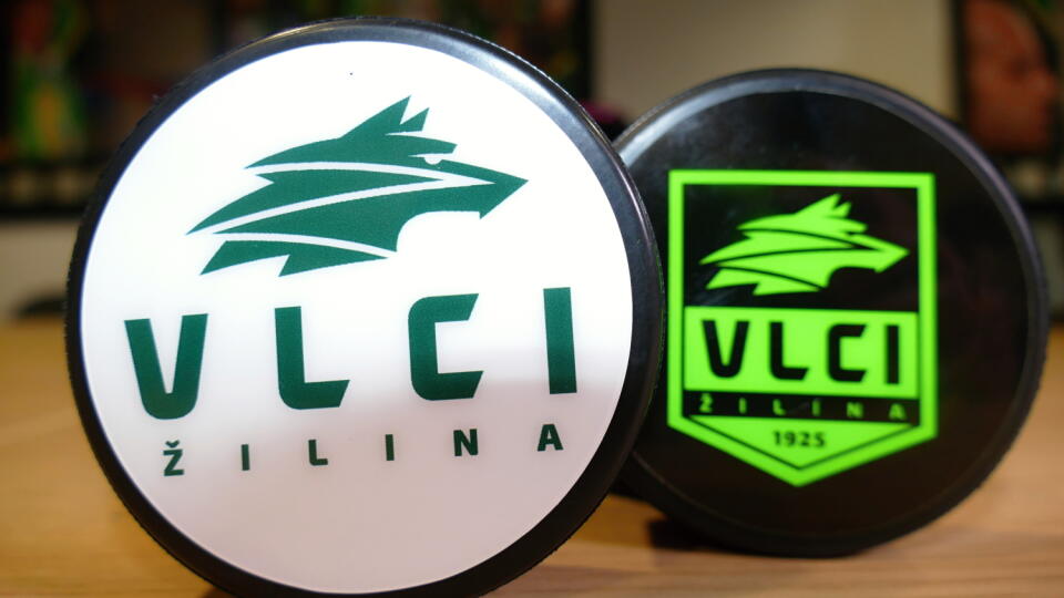 Na ilustračnej snímke hokejové puky s novým logom a názvom žilinského hokejového klubu Vlci Žilina.