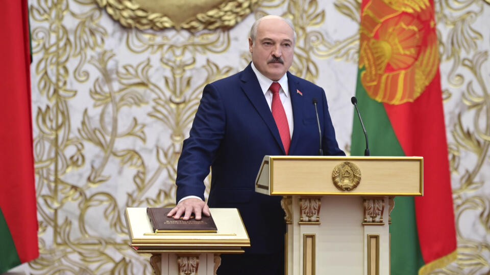 EBE 11 Minsk - Alexandr Lukašenko sa v stredu oficiálne ujal svojho šiesteho funkčného obdobia v úrade bieloruského prezidenta. Na snímke Lukašenko skladá prezidentskú prísahu v Paláci nezávislosti v Minsku 23. septembra 2020. FOTO TASR/AP
Belarusian President Alexander Lukashenko takes his oath of office during his inauguration ceremony at the Palace of the Independence in Minsk, Belarus, Wednesday, Sept. 23, 2020. Lukashenko of Belarus has assumed his sixth term of office in an inauguration ce