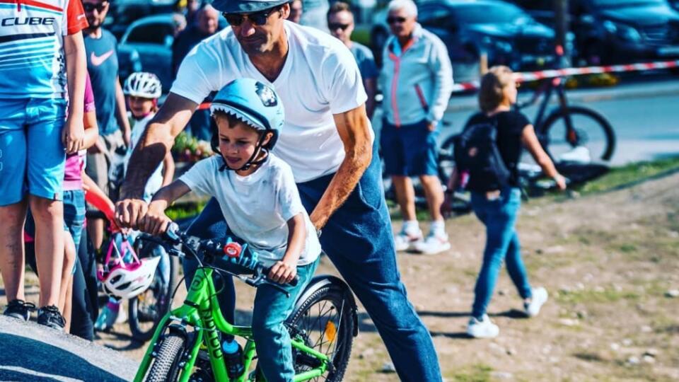 Takto učil Roger Federer syna jazdiť na bicykli.