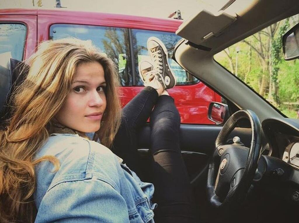 Jazdia na svojom: Dcéra Maroša Kramára sa vozí na kabriolete a syn na mopede.