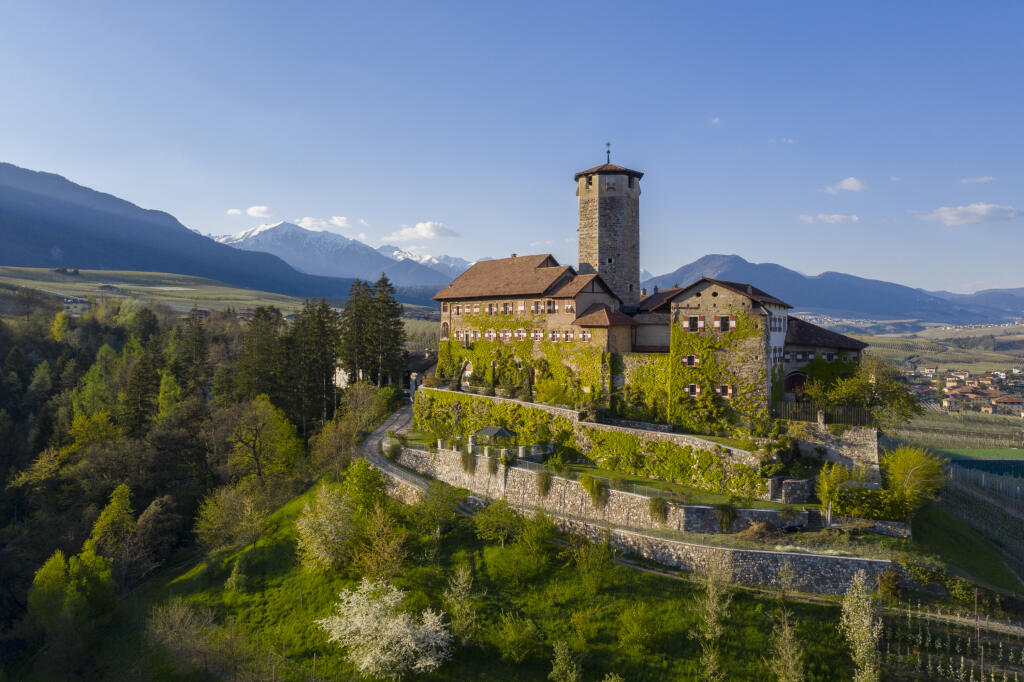 Hrad Valer v jablkovom údolí Val di Non.