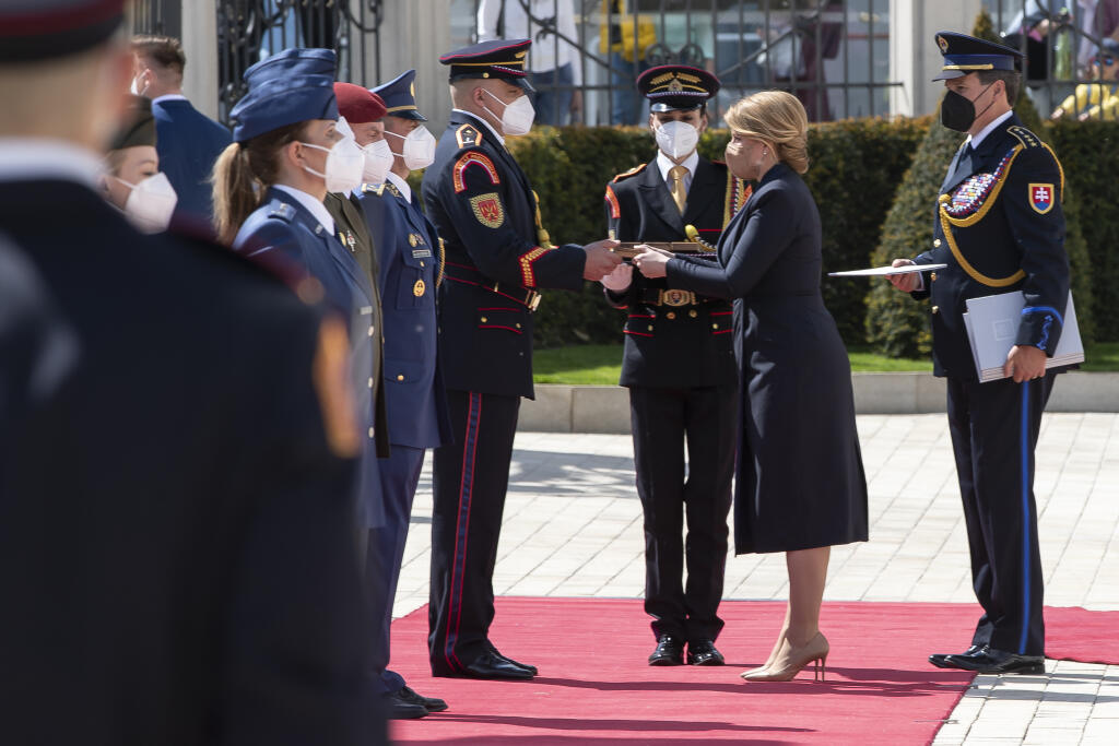 Prezidentka SR Zuzana Čaputová udelila medaily vojačkám a vojakom, ktorí sa vyzmanenali vynaloženým úsilím počas pandémie koronavírusu Covid - 19. Na snímke je vyznamenaný čatár Peter Pápež.