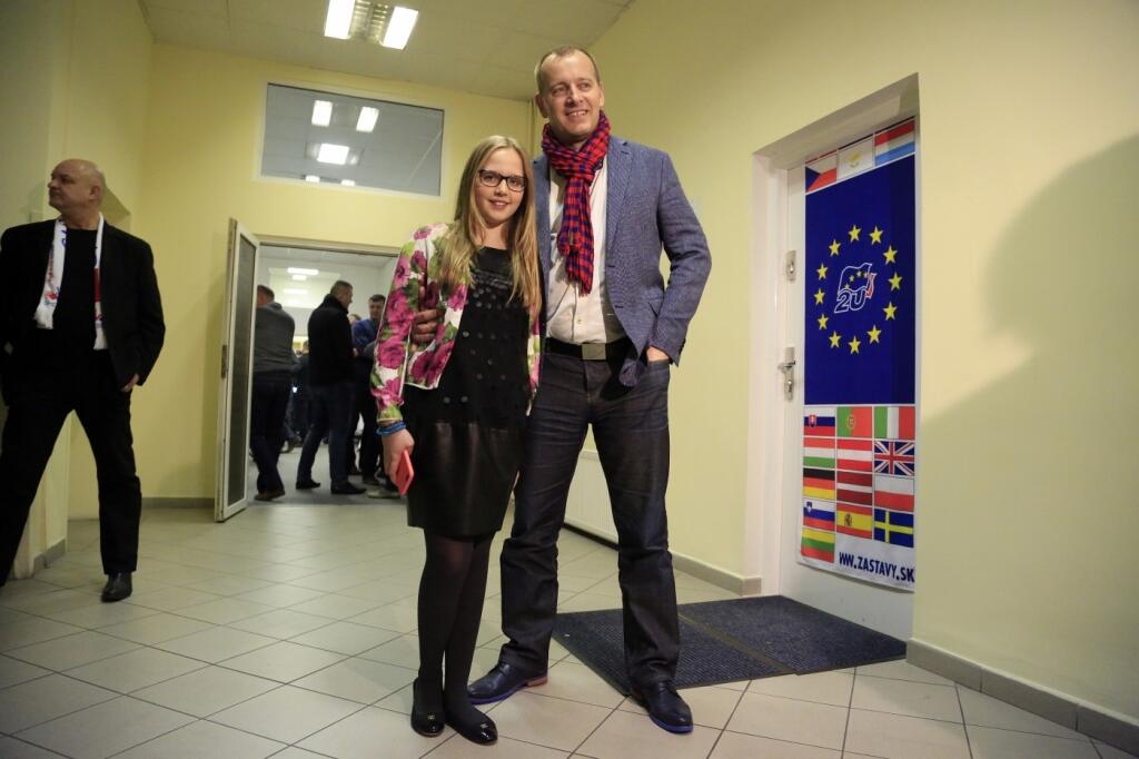 Predseda strany Sme rodina Boris Kollár s dcérou vo volebnej centrále strany