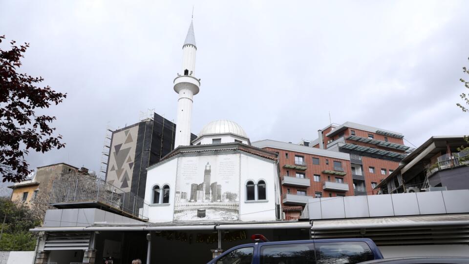 EBE 22 Tirana - Na snímke polícia hliadkuje pred mešitou Dine Hodža v centre Tirany po tom, ako v nej útočník s nožom zranil päť mužov vo veku od 22 do 35 rokov v pondelok 19. apríla 2021. Polícia ho okamžite zadržala. Zranených previezli do nemocnice. Všetci sú mimo ohrozenia života. FOTO TASR/AP
Police stand outside Dine Hoxha mosque after a knife attack in Tirana, Albania, Monday, April 19, 2021. Police say an Albanian man with a knife has attacked five people at a mosque in the capital of T