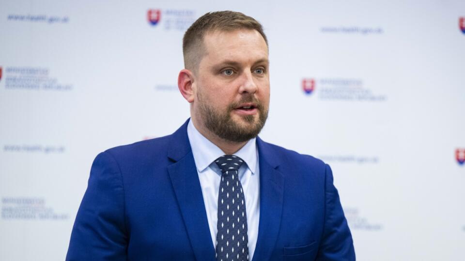 Na snímke minister zdravotníctva SR Kamil Šaško (HLAS-SD) počas tlačovej konferencie k zhodnoteniu štyroch mesiacov vo funkcii a hospodáreniu VšZP 11. februára 2025 v Bratislave. FOTO TASR – Jakub Kotian