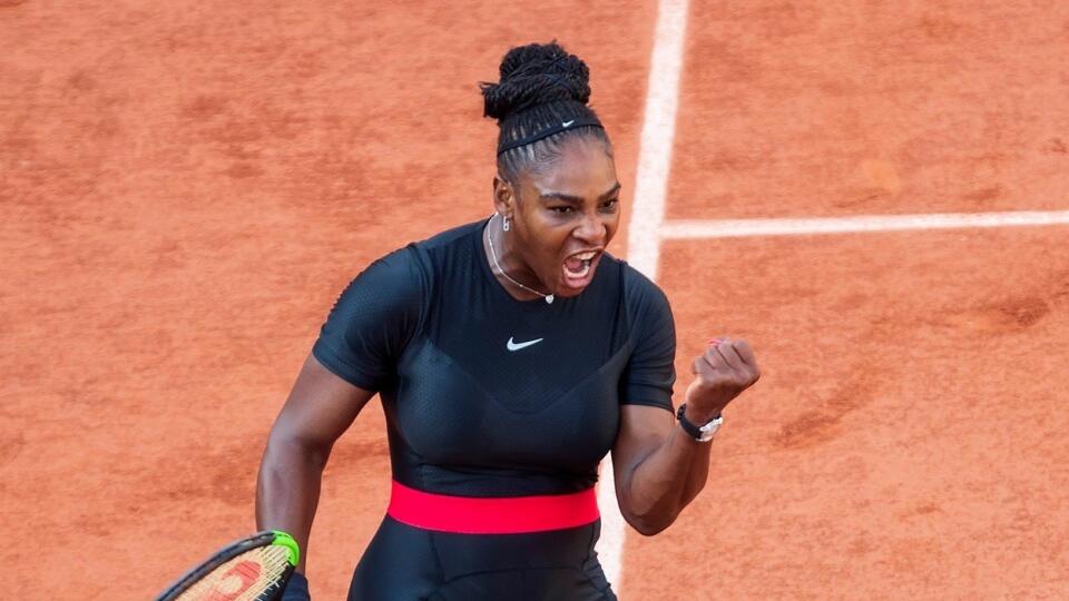 Rok po tom, ako Serena Williamsová (37) šokovala fanúšikov outfitom na Roland Garros, prišla americká tenistka s ďalšou novinkou. Neoprén nahradila úborom, v ktorom pripomína zebru na kurte.