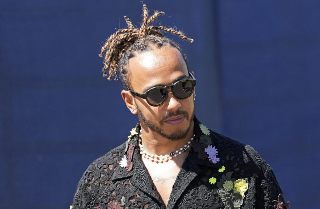 Britský jazdec F1 Lewis Hamilton prichádza na tretí tréning pred VC Štajerska 26. júna 2021 v rakúskom Spielbergu.