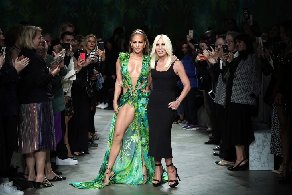 Jennifer Lopez na módnej prehliadke Versace v talianskom Miláne.