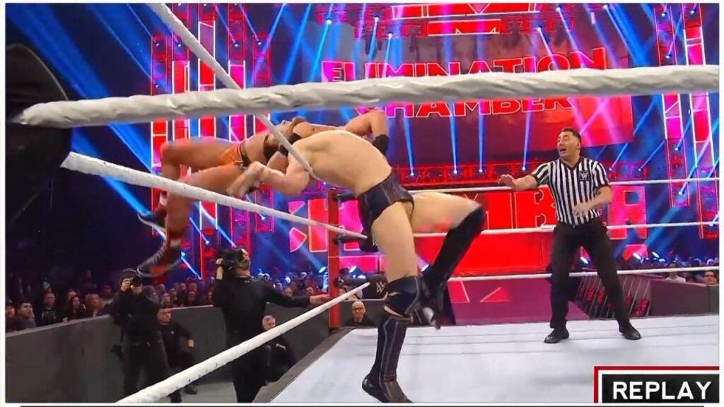 Päťnásobný svetový šampión Daniel Bryan, ako pripomína anglický The Sun, mal pri jednom z chmatov nečakanú nehodu. Bryan chcel súpera pri povrazoch efektívne hodiť o zem, pri pohybe však nechtiac prítomným divákom, ale aj tým po celom svete pri televíznej obrazovke, ukázal holý rozkrok.