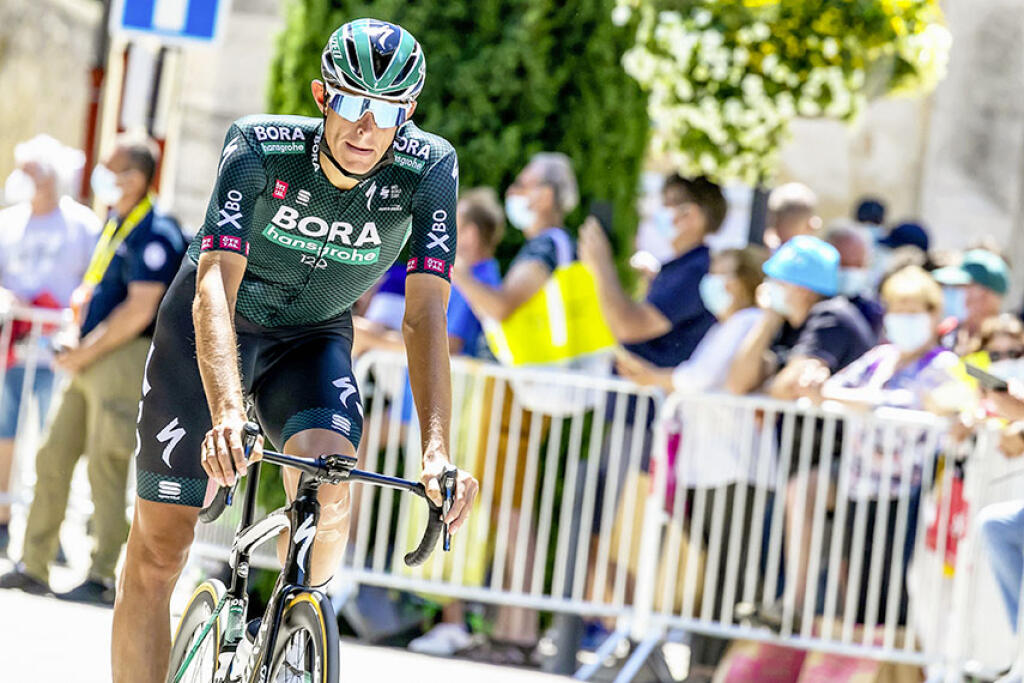 Nemec Nils Politt ide na štart  12. etapy na Tour de France.  
 O pár hodín sa radoval z prvého víťazstva na Tour.
