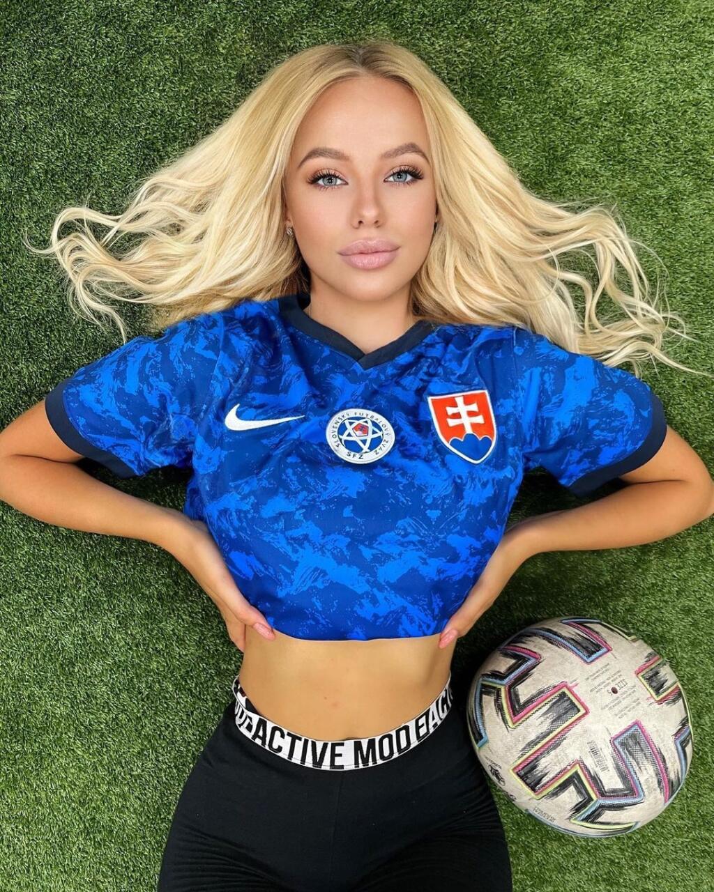 Ruská modelka Tanya Miroshinová na Eure fandila okrem svojej krajiny aj tej našej.