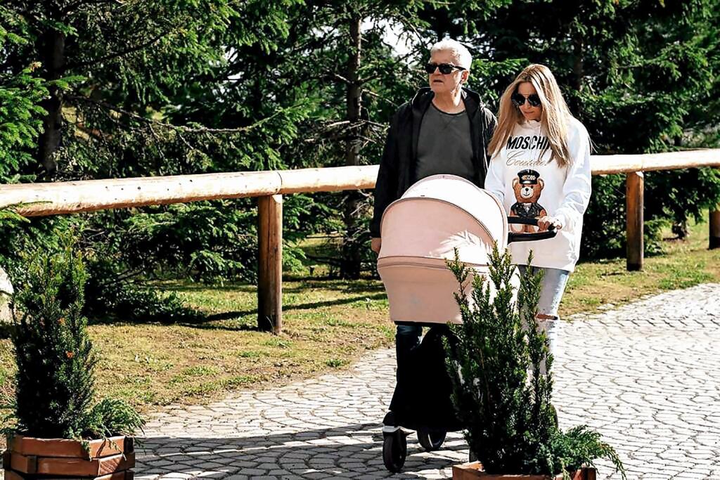 Z KAMARÁTOV
RODINA
S Erikou Judínyovou
boli dlhoroční kamaráti.
Napokon mu v strede
pandemického leta
moderátorka Smotánky
porodila dcéru Ellu.