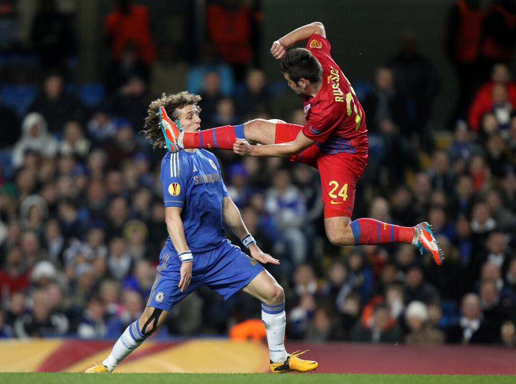 Keď si pomýliš futbal s kung fu.